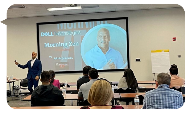 Adrián González facilitando una sesión de trabajo con una audiencia corporativa.